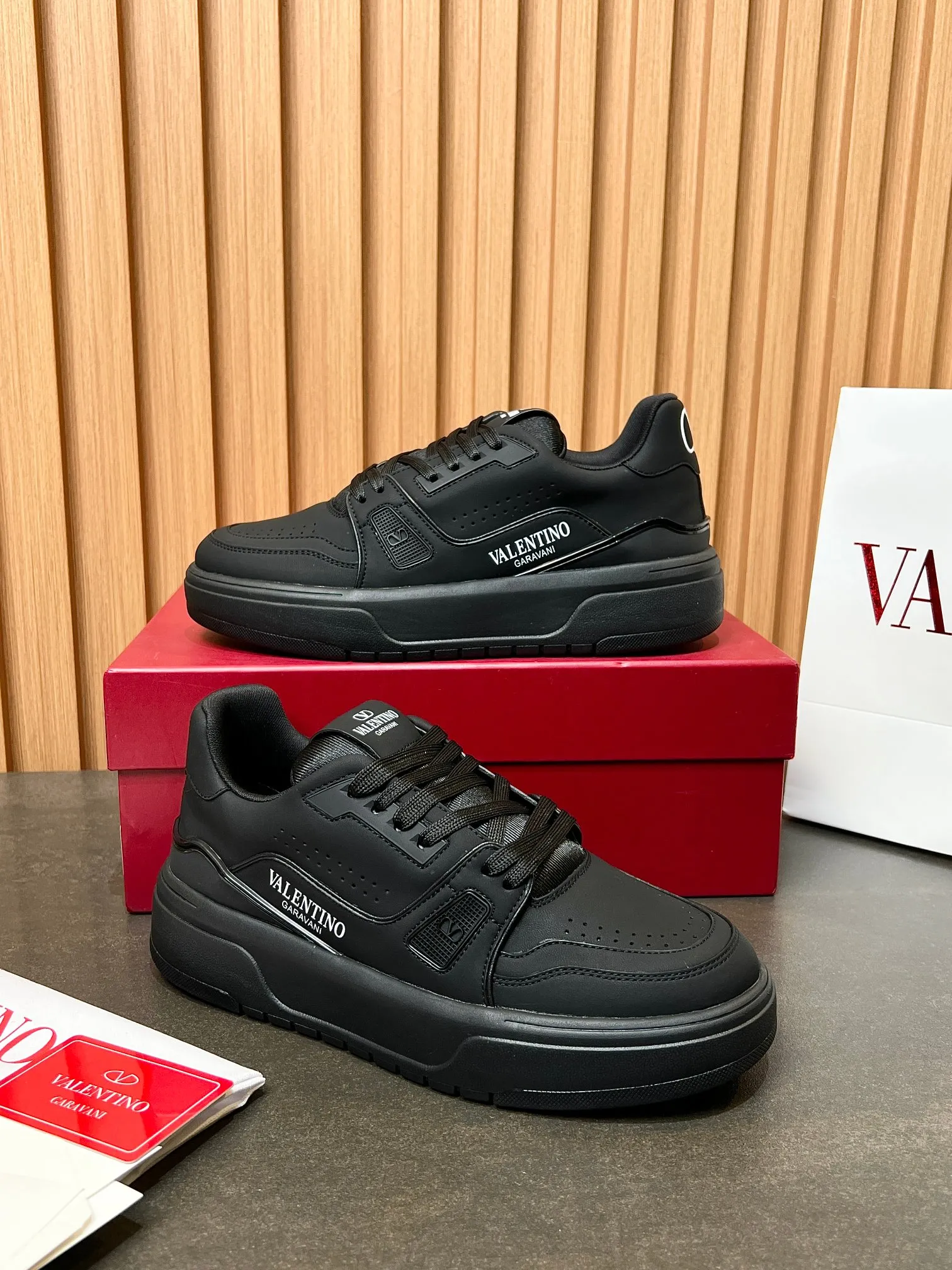 👟👟Ex-factory price 680👟👟 𝑽𝒂𝒍𝒆𝒏𝒕𝒊𝒏𝒐Valentino 𝑶𝒏𝒆𝑺𝒕𝒖𝒅 Couple's sneaker series Valentino 2025 latest couple's sneakers same style for celebrities Hot sale. The original ZP was purchased and dismantled. Repeated printing and modification. Trying to restore the original version 1:1! Top luxury masterpiece, soft and comfortable, combining fashion and leisure, bringing excellent and elegant texture and excellent on-foot comfort. Top purchasing version upper: imported calfskin surface/original oil edge craftsmanship. Lining: water-dyed cowhide lining. Outsole: original development 𝐓𝐏𝐔 two-color combination outsole. Packaging: original configuration complete package. Code number: 34-44
